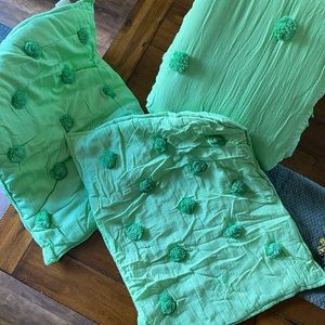 Pottery Barn full size comforter set.